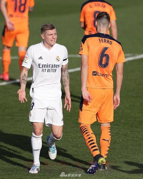 西甲-本泽马世界波克罗斯传射 皇马2-0瓦伦3连胜